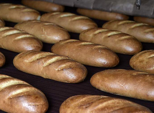 В Степанакерте с сегодняшнего дня ещё больше снизился объём выпекаемого хлеба: каждой семье планируется продавать по одной буханке хлеба