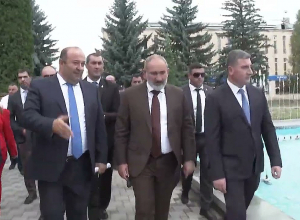 Премьер-министр отдал дань уважения и ознакомился с ходом благоустройства городской площади в Степанаване