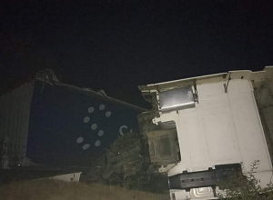 Սյունիքում բեռնատարը հայտնվել է ձորում