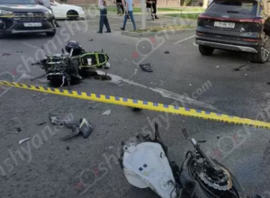 «Գյումրի» հյուրանոցի դիմաց բախվել են Audi e-tron-ն ու Kawasaki մոտոցիկլը, որը բաժանվել 2 մասի․ Shamshyan.com