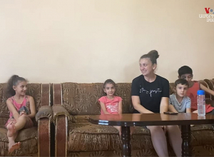 «Տաք հաց եմ ուզում, բայց չկա, որ մաման գնի». բազմազավակ մայրը հերթից հերթ է վազում Ստեփանակերտում