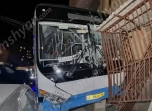 32 երթուղու ավտոբուսը ինքնաբերաբար առաջ է ընթացել կոտրել է կանգառը, երկաթե ճաղավանդակներն ու մեծ թվով գազի հաշվիչներ