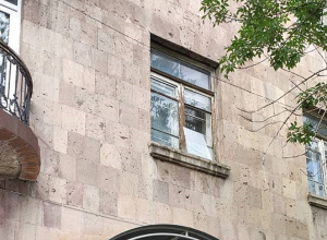 Պատուհանի ապակին թուլացել և կախվել է․ առկա է ընկնելու վտանգ