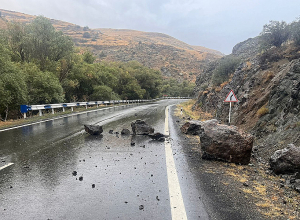 Փրկարարները քարերը հեռացրել են ճանապարհի երթևեկելի հատվածից