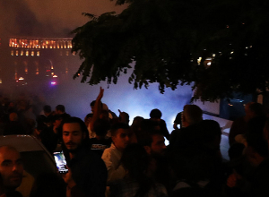 Կառավարության շենքի մոտ բախումների հետևանքով տուժել է 34 անձ, որից 16-ը ոստիկան․ ՀՀ ԱՆ