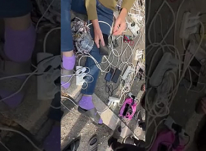 Ստեփանակերտի Կարմիր Խաչի մոտ հեռախոսների լիցքավորման հերթ է