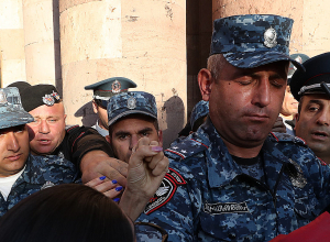 Վաղ առավոտից քաղաքացիները փողոցներ են փակում, կան բերման ենթարկվածներ, այդ թվում՝ Անդրանիկ Թևանյանը