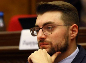 «Չափերդ չանցնեք. վիզներդ կտեսնեք, մեզ նահանգի, ղեկավարին էլ` նահանգապետի կարգավիճակում չեք տեսնի․ Արեն Մկրտչյան