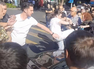   Հավաքի մասնակիցներից մեկը ոտքերով և ձեռքերով հարվածել է փողոցը բացել  փորձող  տարեց կնոջը. նախաձեռնվել է քրեական վարույթ