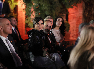 Փաշինյանը դստեր հետ մասնակցել է Եվրոպական քաղաքական համայնքի գագաթնաժողովի հյուրերի պատվին տրված պաշտոնական ընթրիքին