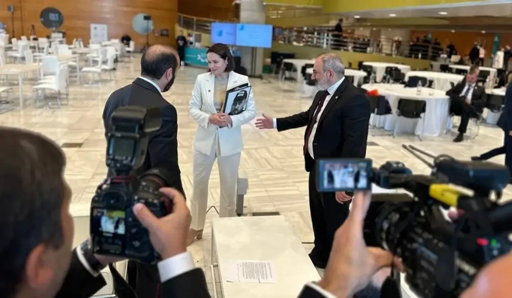 Sviatlana-Tsikhanouskaya-Nikol-PAshinyan