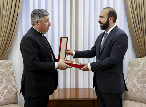 Արարատ Միրզոյանին է փոխանցվել սուրբ Գրիգոր Մեծի պապական շքանշանը