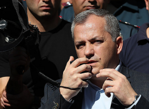 «Եթե չստորագրեի, կմտնեին քաղաք, խոխեքին կմորթեին». Սամվել Շահրամանյան