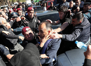 Արցախի ներկայացուցչության մոտ վիճակը լարվեց