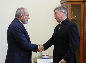 Վարչապետ Փաշինյանին է հանձնվել Հռոմի Ֆրանցիսկոս պապի կողմից շնորհված շքանշանը