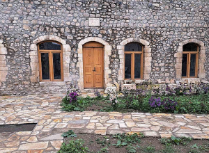 Lուսանկարը հին է, երևացող տապանաքարը պատրաստվել էր 1898թ.-ին Շուշիի հայերի օժանդակությամբ Շուշիի ճարտարապետ Միքայել Տեր-Իսրայելյանցի կողմից