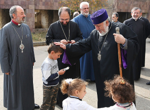 Կաթողիկոսն այցելել է Արցախից բռնի տեղահանված ընտանիքներին