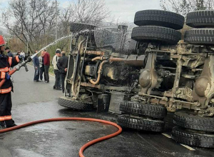 «Կամազ»-ին բախված «Օպել»-ը հայտնվել է հարակից տան այգում. կա տուժած