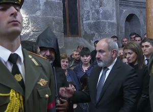 Փաշինյանը տիկնոջ հետ ներկա է գտնվել Մաթևոս Ասատրյանի հոգեհանգստի արարողությանը