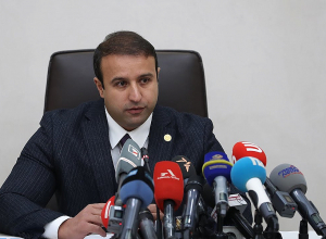 Депутат НС Айк Саркисян представляет свой законопроект о военной службе