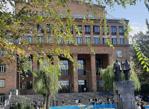 По предварительной версии, пожар возник из-за перепадов электроэнергии: пресс-секретарь ЕГУ