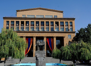 Ժաննա Անդրեասյանն այցելել է ԵՊՀ, այնուհետեւ հիվանդանոց, զրուցել տուժած քաղաքացու հետ