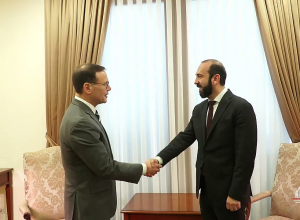 ՀՀ ԱԳ նախարարի հանդիպումը Կանադայի Սենատի անդամ Լեո Հուսակոսի հետ