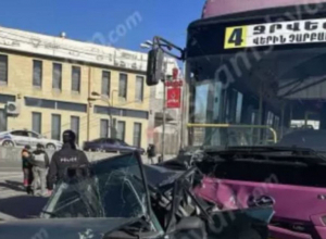 Դավիթ Բեկի պողոտայում թիվ 4 երթուղին սպասարկող ավտոբուսը բախվել է 3 մեքենաների․ shamshyan