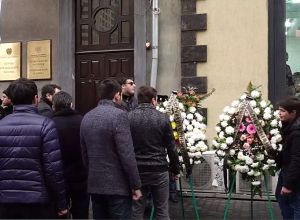 ՀՀԿ-ականները ծաղկեպսակ ու «իշաոտնուկներ» են բերել ՄԻՊ գրասենյակ՝ ի նշան բողոքի