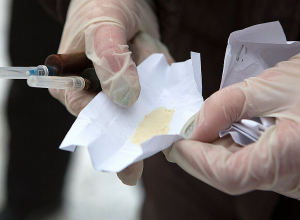 Հայրը որդու օժանդակությամբ իրացրել է իր մոտ ապօրինի պահվող շուրջ 1 կգ սինթետիկ թմրամիջոցի մի մասը․ ՔԿ