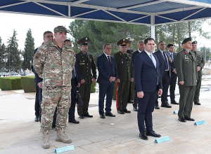 Սուրեն Պապիկյանը ծաղկեպսակ է դրել Կիպրոսի պաշտպանության համար զոհված կիպրացի և հույն զինծառայողներին նվիրված հուշակոթողին