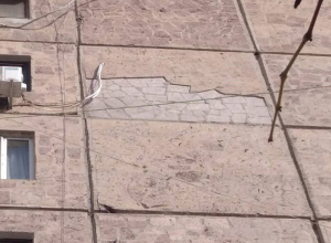 Արտաքին երեսպատման սալիկները պոկվել, ընկել են կայանած ավտոմեքենայի վրա