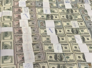 В багаже ​​нашли незадекларированную сумму в один миллион долларов США