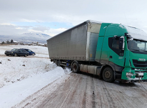 Կցորդիչով բեռնատարը սահել և թեքվել է