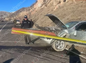 Վայոց ձորի մարզում Lexus-ը մխրճվել է երկաթե արգելապատնեշի մեջ. կա վիրավոր