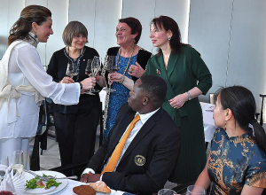 Վարչապետի տիկինն ամանորյա ճաշի է հրավիրել ազգային փոքրամասնությունների և մի շարք երկրների հայաստանաբնակ ներկայացուցիչների