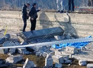 Գյումրիում Ֆուտբոլի ակադեմիայի քարե պարիսպը փլուզվել է. փրկարարները քարերի տակ հայտնաբերել են տղամարդու դի.  Shamshyan.com