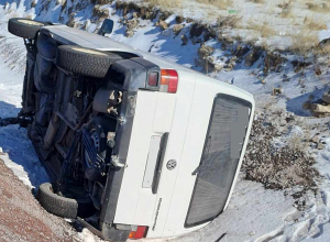 Երևան-Գյումրի ավտոճանապարհին բեռնատարը դուրս է եկել երթևեկելի հատվածից և կողաշրջվել հարակից ձորակում