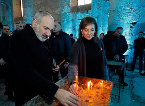 Վարչապետը տիկնոջ հետ Արուճի Սուրբ Գրիգոր խոնարհված եկեղեցում ներկա է գտնվել Սուրբ Ծննդյանը նվիրված համերգին (լուսանկարներ)