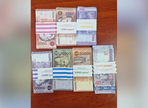 20 ամյա երիտասարդը ձերբակալվեց հուշանվեր թղթադրամներ իրացնելու կասկածանքով