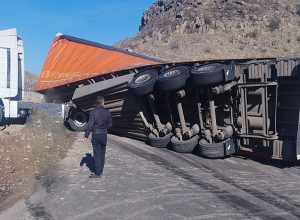 «MAN» մակնիշի բեռնատարի կցորդիչը կողաշրջվել է․ ճանապարհը միակողմանի փակվել է