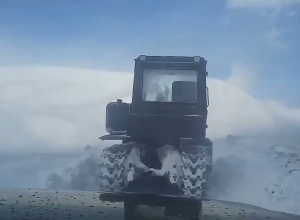 На дорогах, ведущих к боевым пунктам, ВС проводят работы по расчистке снега