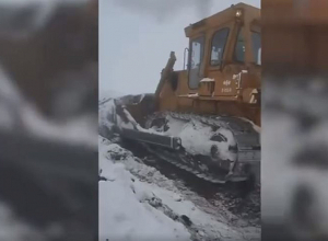 Մարտական հենակետեր տանող ճանապարհներին հատուկ տեխնիկայի միջոցով կատարվող ձնամաքրման ակտիվ աշխատանքներն ընթանում են շուրջօրյա ռեժիմով