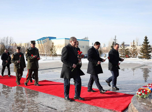 Ղազախստանի այցի շրջանակում Սուրեն Պապիկյանն այցելել է «Հայրենիքի պաշտպանների» հուշահամալիր