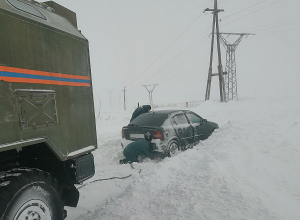 Չդադարող ձյան առատ տեղումները, ձնաբուքը և մերկասառույցն ամենուր բարդություններ և խոչընդոտներ են առաջացնում