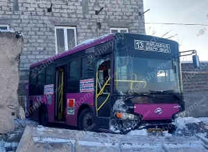 Երեւանում թիվ 13 երթուղին սպասարկող ավտոբուսը կոտրել է տան քարե պարիսպն ու բախվել գազի խողովակին
