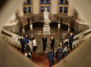 Հաագայում Արարատ Միրզոյանն այցելել է Խաղաղության պալատ, որտեղ կանգնեցված է Հայաստանի նվիրաբերած խաչքարը