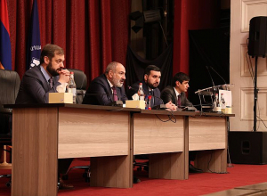 Նիկոլ Փաշինյանն Աշտարակում վարել է ՔՊ նիստը, պատասխանել կուսակցականների հարցերին