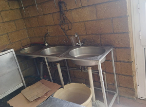 Հանրային սննդի օբյեկտի խոհանոցի մի մասի պատերը չեն ունեցել հարթ մակերես և չեն կանխարգելել կեղտի կուտակումը