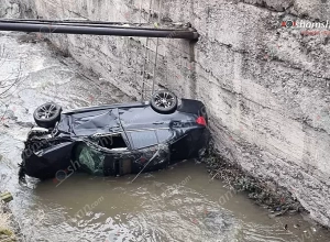 BMW-ն «Բելաջիո» ռեստորանի մոտ կոտրել է երկաթե ճաղավանդակներն ու կողաշրջված հայտնվել Գետառում․ Shamshyan.com